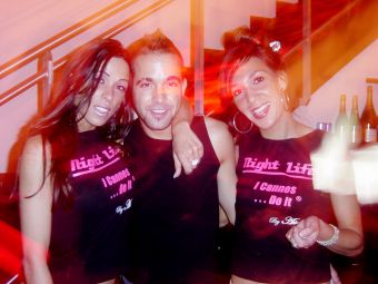la premiere filles c joséphine la deuxième c ely et le garcon c badr un ami marocain il est tres sympa